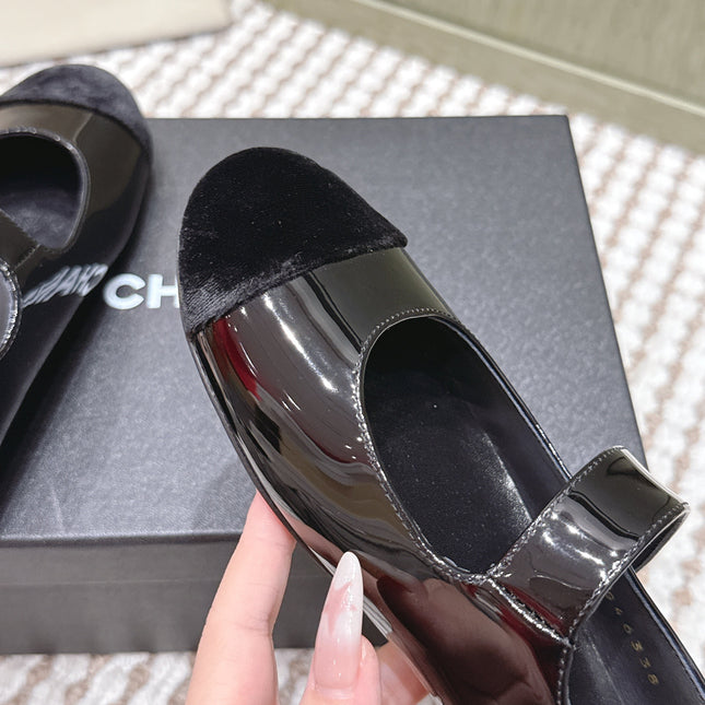 CHANEL 25S MARY JANE FLAT IN BLACK PATENT CALFSKIN WITH BLACK VELVET CAP TOE