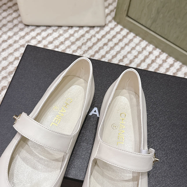 CHANEL 25S MARY JANE FLAT IN WHITE LAMBSKIN WITH BLACK VELVET CAP TOE