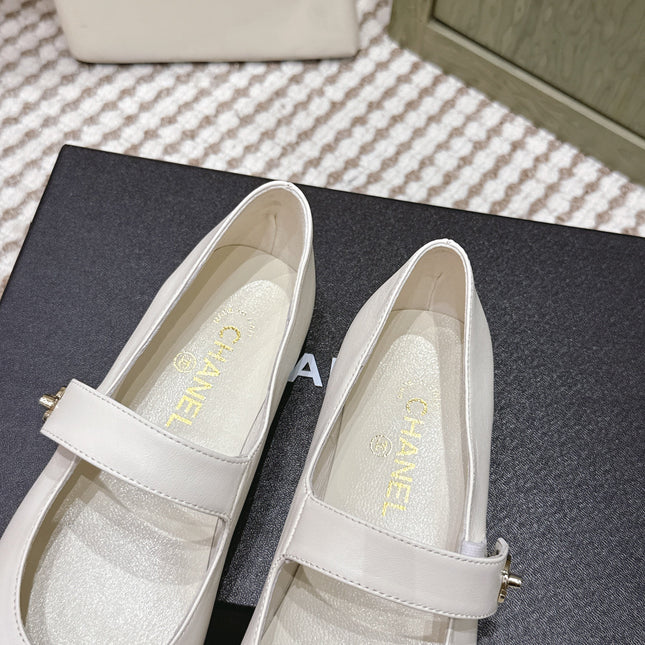 CHANEL 25S MARY JANE FLAT IN WHITE LAMBSKIN WITH YELLOW CAP TOE GOLD HARDWARE