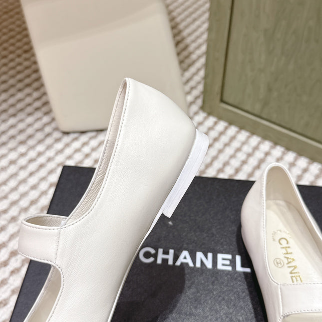 CHANEL 25S MARY JANE FLAT IN WHITE LAMBSKIN WITH YELLOW CAP TOE GOLD HARDWARE
