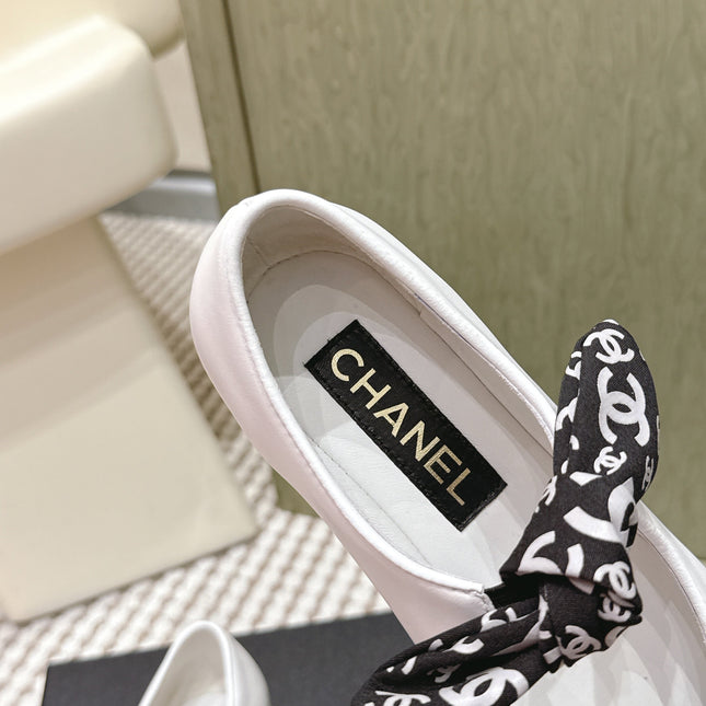 CHANEL 25S MARY JANES IN WHITE AND BLACK SHEARLING AND GROS GRAIN