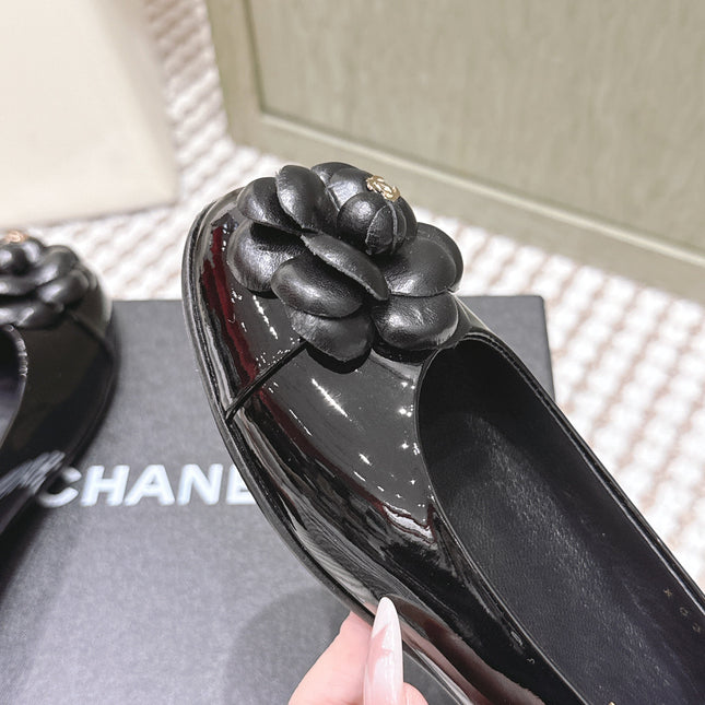 CHANEL 25S BALLET FLAT ROUND TOE IN BLACK PATENT SHEEPSKIN WITH CAMELLIA