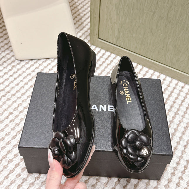 CHANEL 25S BALLET FLAT ROUND TOE IN BLACK PATENT SHEEPSKIN WITH CAMELLIA