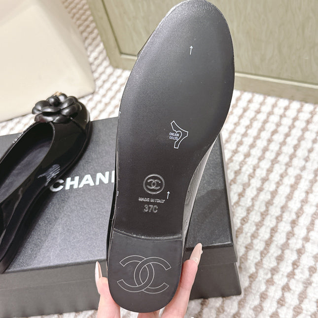 CHANEL 25S BALLET FLAT ROUND TOE IN BLACK PATENT SHEEPSKIN WITH CAMELLIA