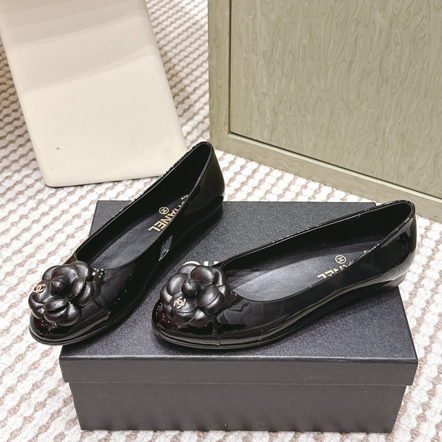 CHANEL 25S BALLET FLAT ROUND TOE IN BLACK PATENT SHEEPSKIN WITH CAMELLIA