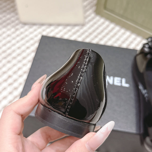 CHANEL 25S BALLET FLAT ROUND TOE IN BLACK PATENT SHEEPSKIN WITH CAMELLIA