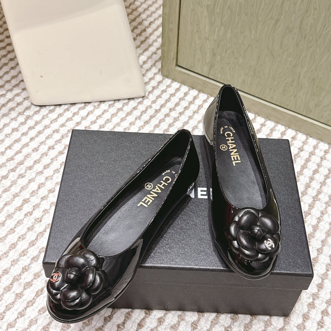 CHANEL 25S BALLET FLAT ROUND TOE IN BLACK PATENT SHEEPSKIN WITH CAMELLIA