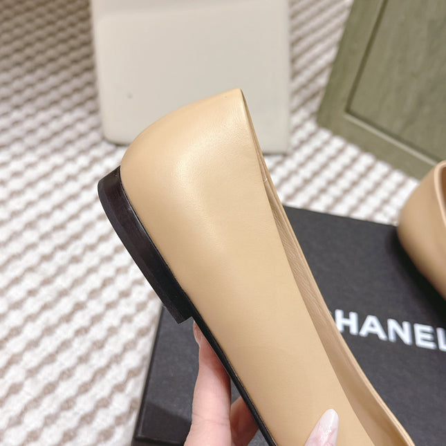 CHANEL 25S BALLET FLAT ROUND TOE IN BEIGE AND BLACK SHEEPSKIN WITH CAMELLIA