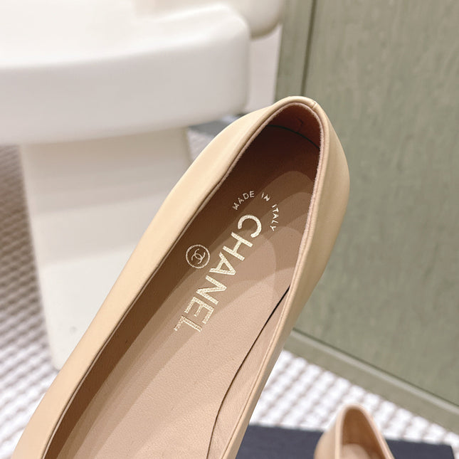 CHANEL 25S BALLET FLAT ROUND TOE IN BEIGE AND BLACK SHEEPSKIN WITH CAMELLIA