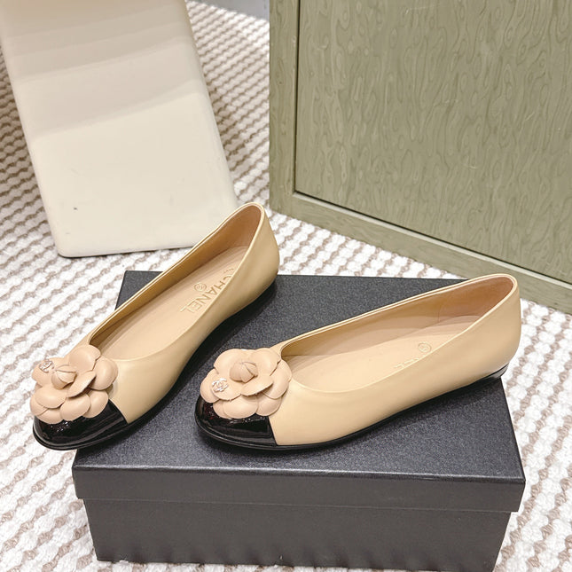 CHANEL 25S BALLET FLAT ROUND TOE IN BEIGE AND BLACK SHEEPSKIN WITH CAMELLIA
