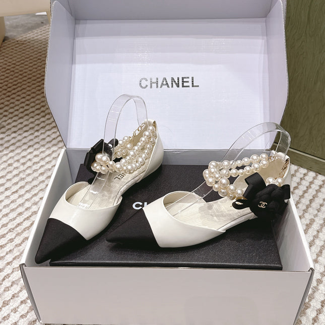 CHANEL 25S ESPADRILLE FLATS IN WHITE AND BLACK CALFSKIN WITH PEARL STRAP