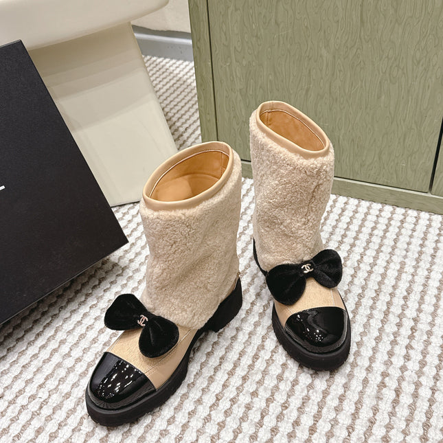 CHANEL 25S ANKLE BOOTS IN BEIGE SHEARLING LAMBSKIN AND BLACK PATENT CALFSKIN