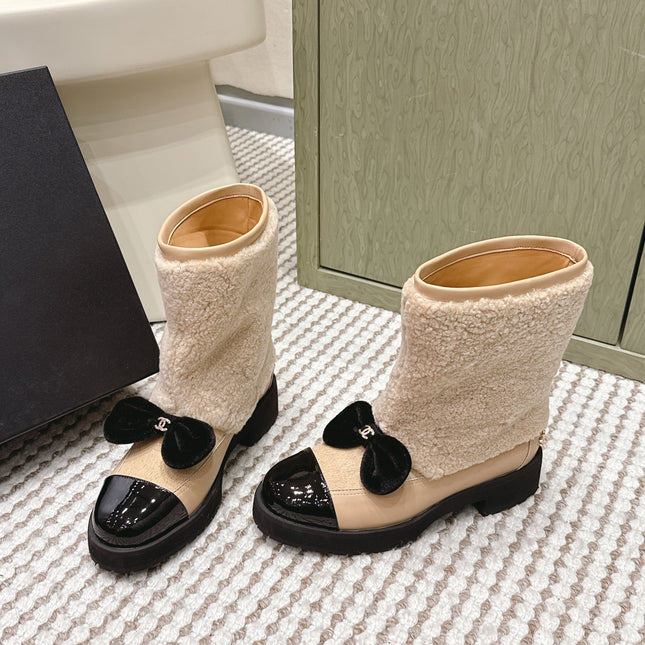 CHANEL 25S ANKLE BOOTS IN BEIGE SHEARLING LAMBSKIN AND BLACK PATENT CALFSKIN