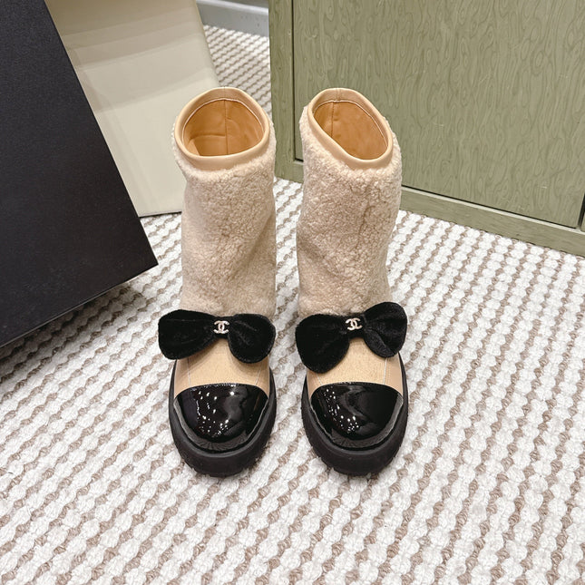CHANEL 25S ANKLE BOOTS IN BEIGE SHEARLING LAMBSKIN AND BLACK PATENT CALFSKIN