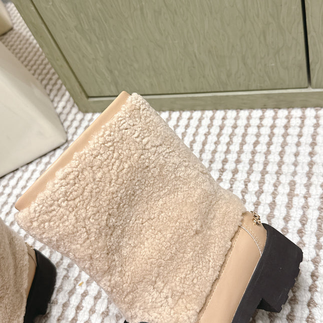 CHANEL 25S ANKLE BOOTS IN BEIGE SHEARLING LAMBSKIN AND BLACK PATENT CALFSKIN