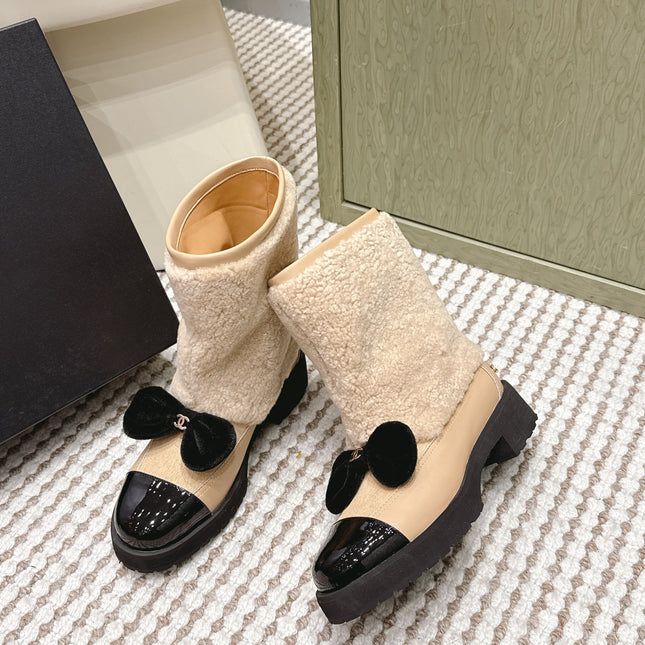 CHANEL 25S ANKLE BOOTS IN BEIGE SHEARLING LAMBSKIN AND BLACK PATENT CALFSKIN