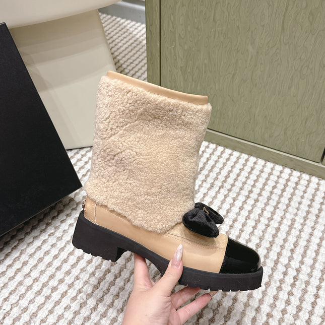 CHANEL 25S ANKLE BOOTS IN BEIGE SHEARLING LAMBSKIN AND BLACK PATENT CALFSKIN