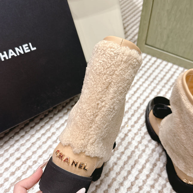 CHANEL 25S ANKLE BOOTS IN BEIGE SHEARLING LAMBSKIN AND BLACK PATENT CALFSKIN