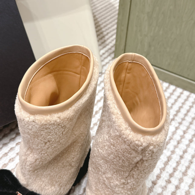 CHANEL 25S ANKLE BOOTS IN BEIGE SHEARLING LAMBSKIN AND BLACK PATENT CALFSKIN