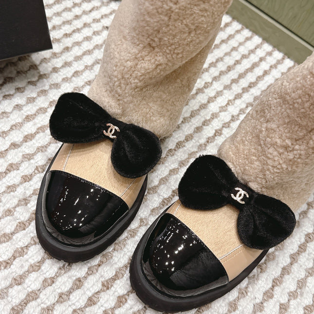 CHANEL 25S ANKLE BOOTS IN BEIGE SHEARLING LAMBSKIN AND BLACK PATENT CALFSKIN