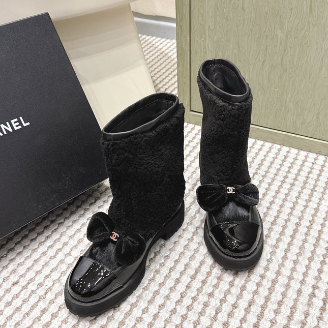 CHANEL 25S ANKLE BOOTS IN BLACK SHEARLING LAMBSKIN AND PATENT CALFSKIN