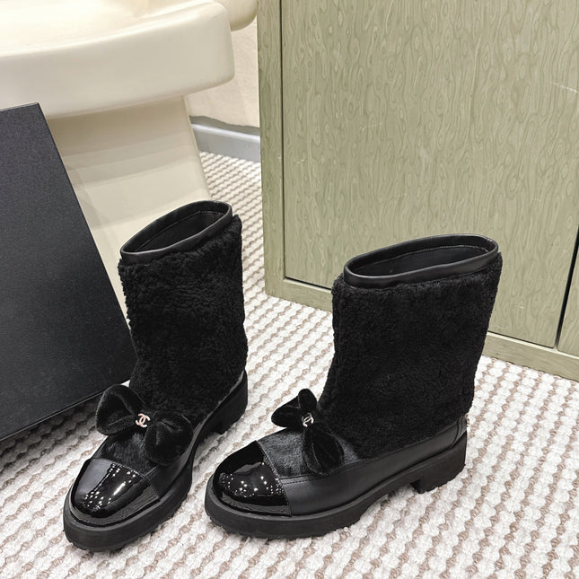 CHANEL 25S ANKLE BOOTS IN BLACK SHEARLING LAMBSKIN AND PATENT CALFSKIN