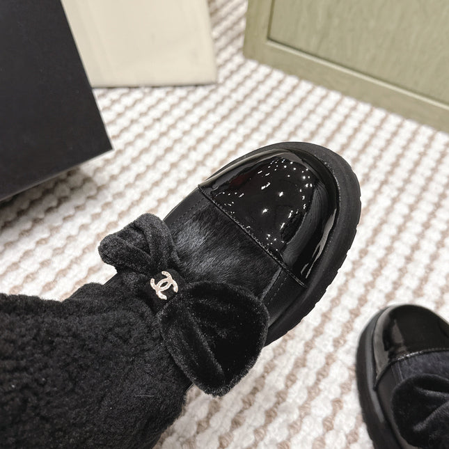 CHANEL 25S ANKLE BOOTS IN BLACK SHEARLING LAMBSKIN AND PATENT CALFSKIN