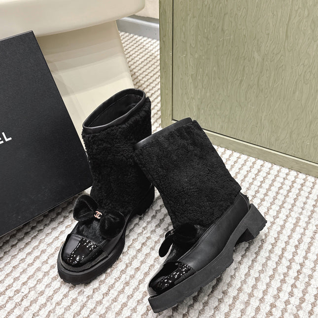 CHANEL 25S ANKLE BOOTS IN BLACK SHEARLING LAMBSKIN AND PATENT CALFSKIN