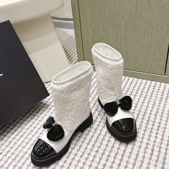 CHANEL 25S ANKLE BOOTS IN WHITE SHEARLING LAMBSKIN AND BLACK PATENT CALFSKIN