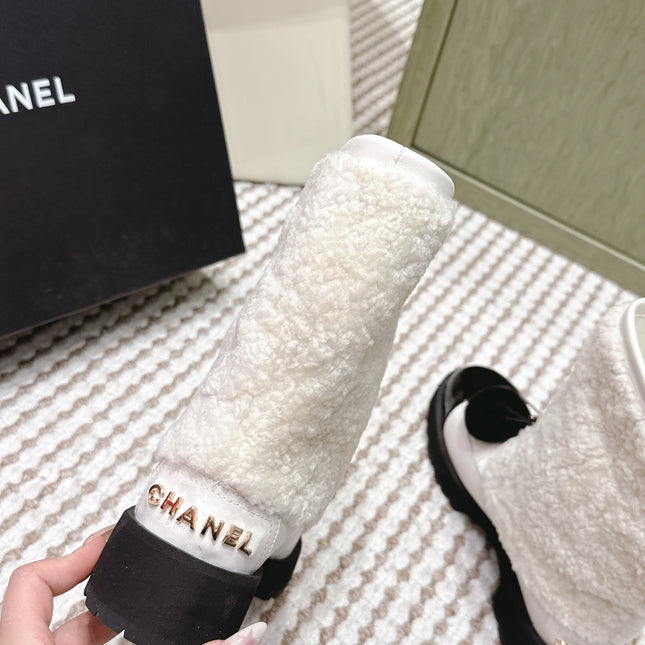 CHANEL 25S ANKLE BOOTS IN WHITE SHEARLING LAMBSKIN AND BLACK PATENT CALFSKIN