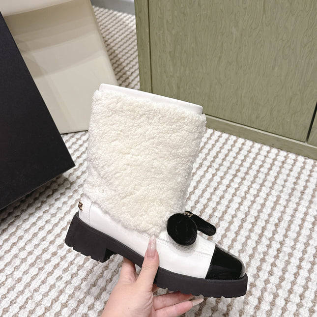 CHANEL 25S ANKLE BOOTS IN WHITE SHEARLING LAMBSKIN AND BLACK PATENT CALFSKIN