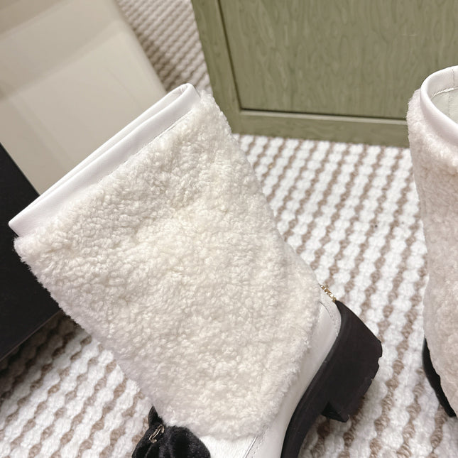 CHANEL 25S ANKLE BOOTS IN WHITE SHEARLING LAMBSKIN AND BLACK PATENT CALFSKIN