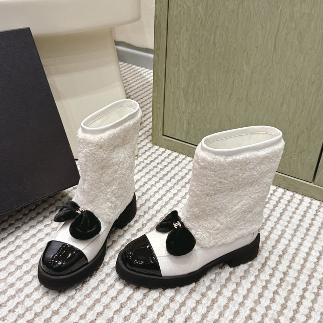 CHANEL 25S ANKLE BOOTS IN WHITE SHEARLING LAMBSKIN AND BLACK PATENT CALFSKIN