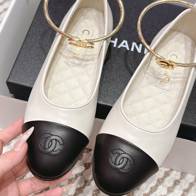 CHANEL 25S BALLERINA SHOES IN WHITE AND BLACK CALFSKIN GOLD HARDWARE