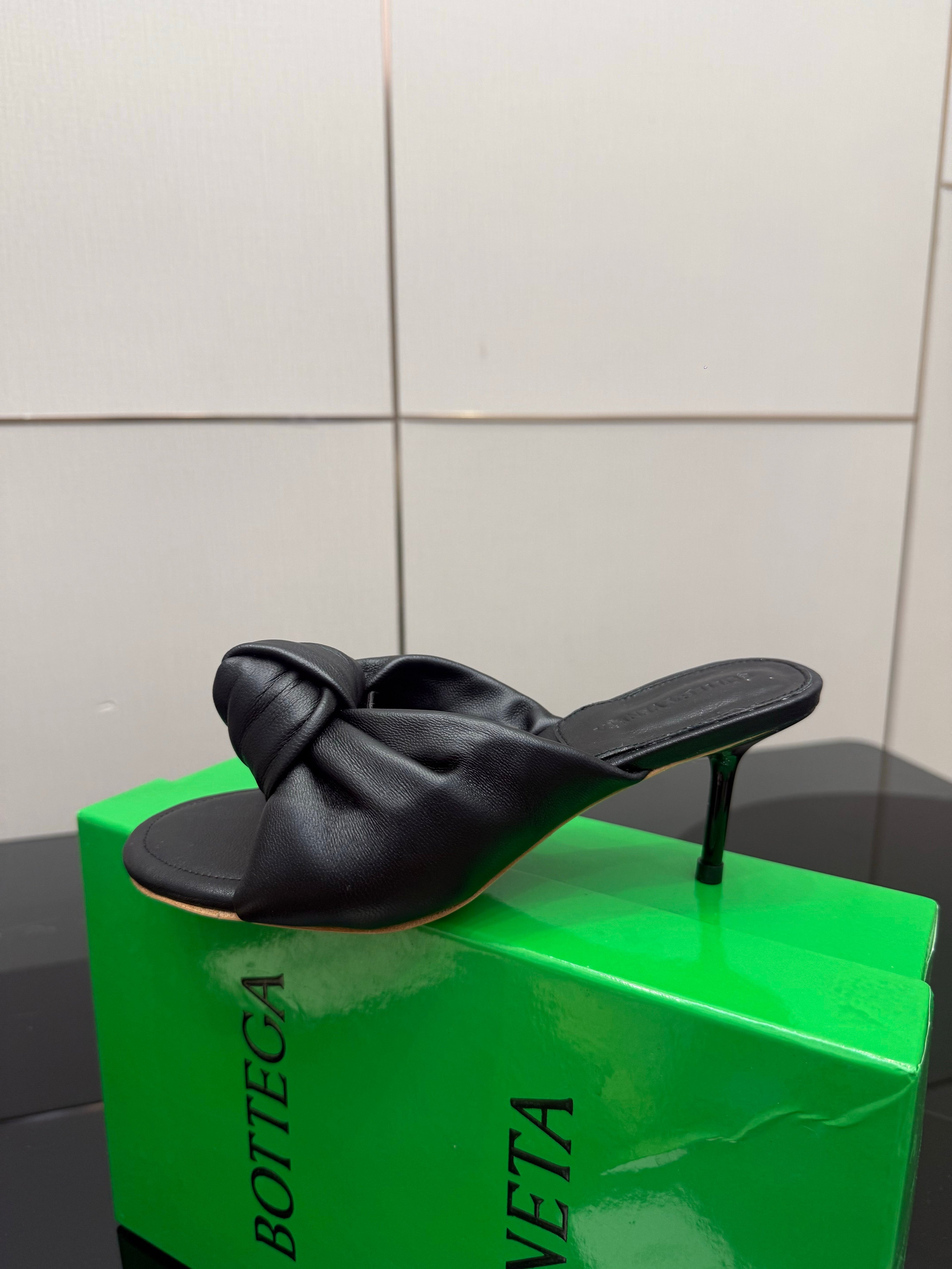 BOTTEGA VENETA 26S KNOT-STRAP HIGH-HEEL SANDALS IN BLACK LAMBSKIN