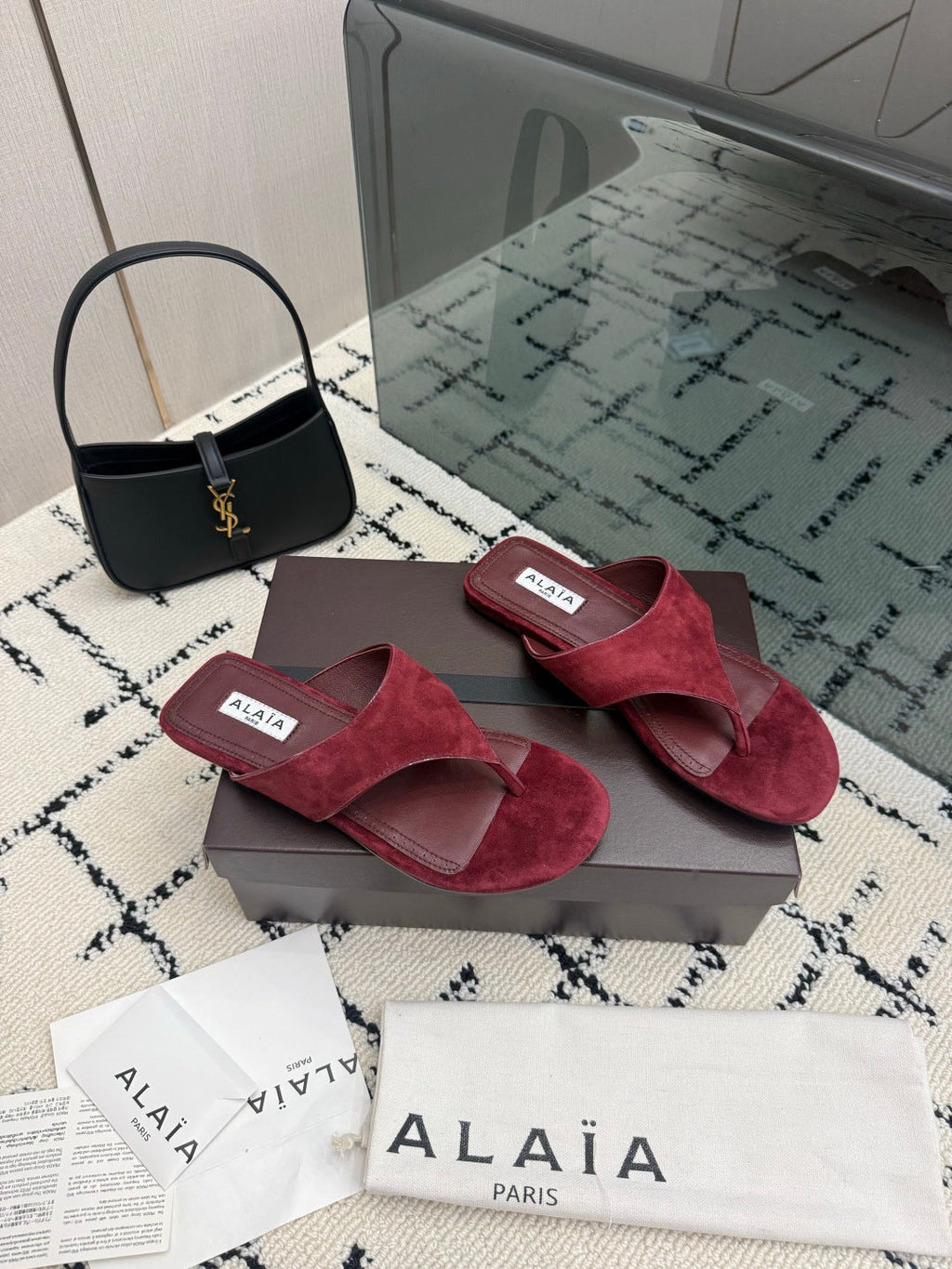 ALAIA 26S THONG MULE SANDALS IN BURGUNDY SUEDE