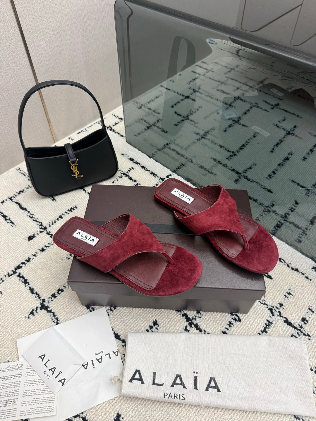 ALAIA 26S THONG MULE SANDALS IN BURGUNDY SUEDE