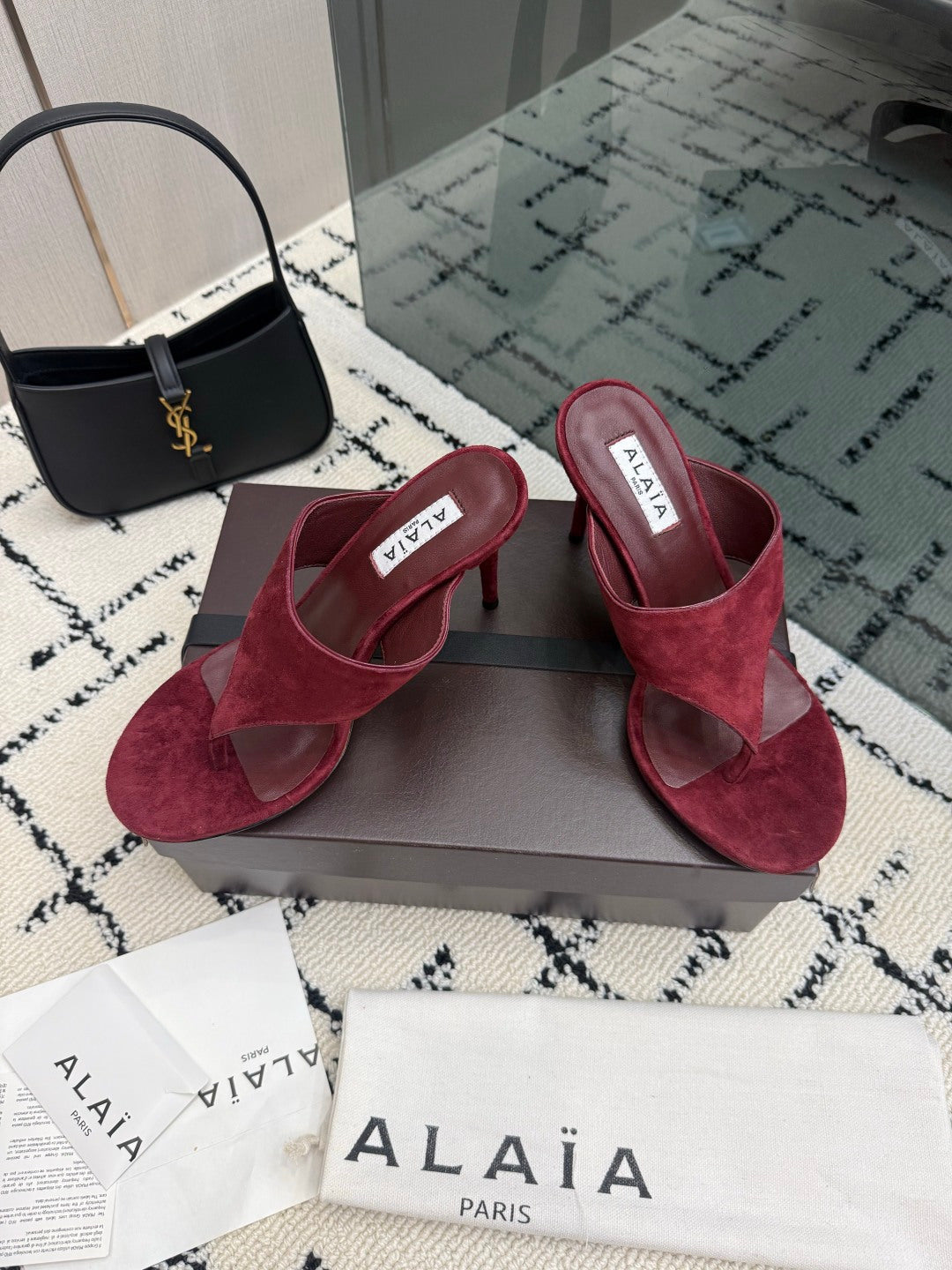 ALAIA 26S HEELED THONG MULE SANDALS IN BURGUNDY SUEDE