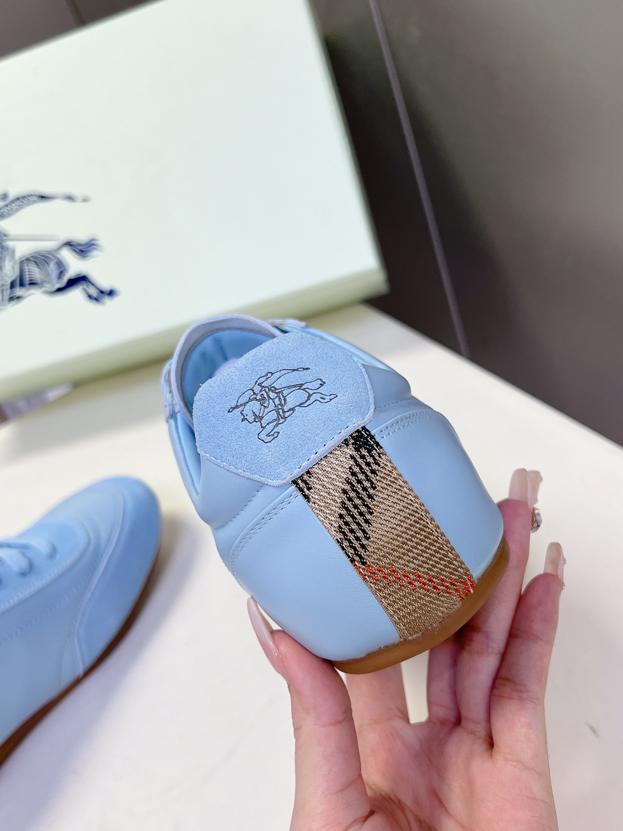 BURBERRY 26S LOW TOP SNEAKERS IN BLUE CALFSKIN AND SUEDE