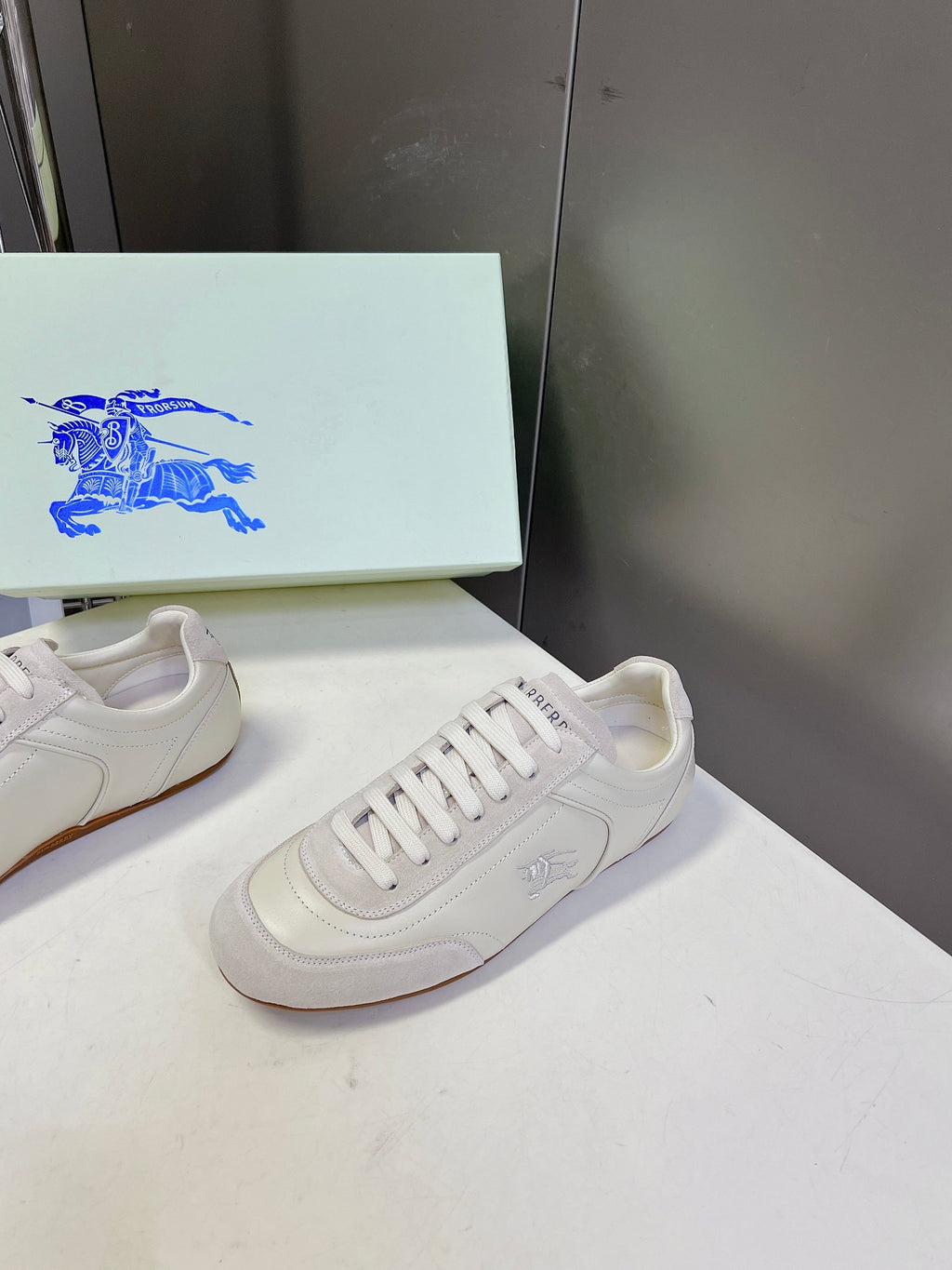 BURBERRY 26S LOW TOP SNEAKERS IN IVORY WHITE CALFSKIN AND SUEDE