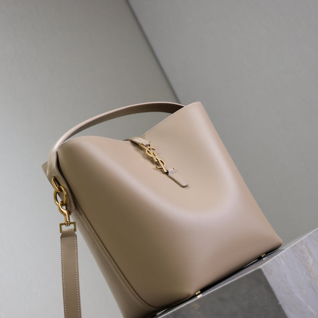 YSL 25S LE 5 À 7 BUCKET 26 IN NUDE CALFSKIN GOLD HARDWARE