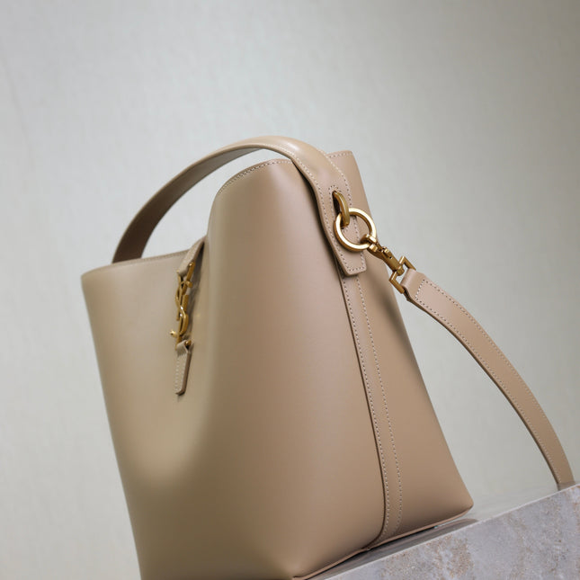 YSL 25S LE 5 À 7 BUCKET 26 IN NUDE CALFSKIN GOLD HARDWARE