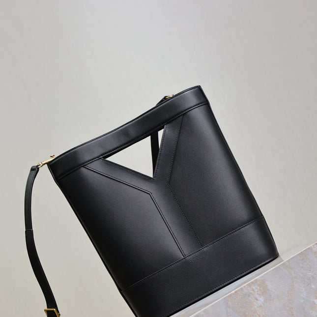 YSL 25S Y SMALL BUCKET 29 IN BLACK CALFSKIN GOLD HARDWARE