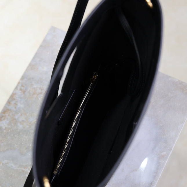 YSL 25S Y SMALL BUCKET 29 IN BLACK CALFSKIN GOLD HARDWARE