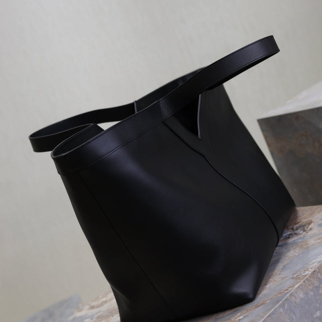 YSL 25S Y TOTE 50 IN BLACK CALFSKIN GOLD HARDWARE