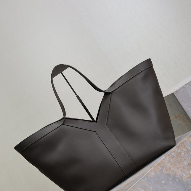 YSL 25S Y MAXI TOTE 50 IN MUTED CHARCOAL CALFSKIN GOLD HARDWARE