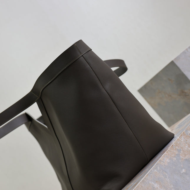 YSL 25S Y MAXI TOTE 50 IN MUTED CHARCOAL CALFSKIN GOLD HARDWARE
