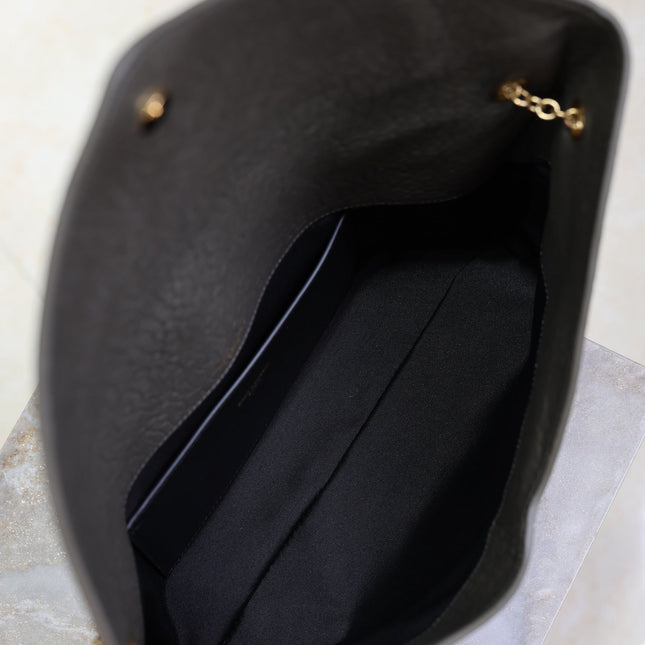 YSL 25S CASSANDRE ENVELOPE MESSENGER 35 IN LIGHT MUSK LAMBSKIN GOLD HARDWARE