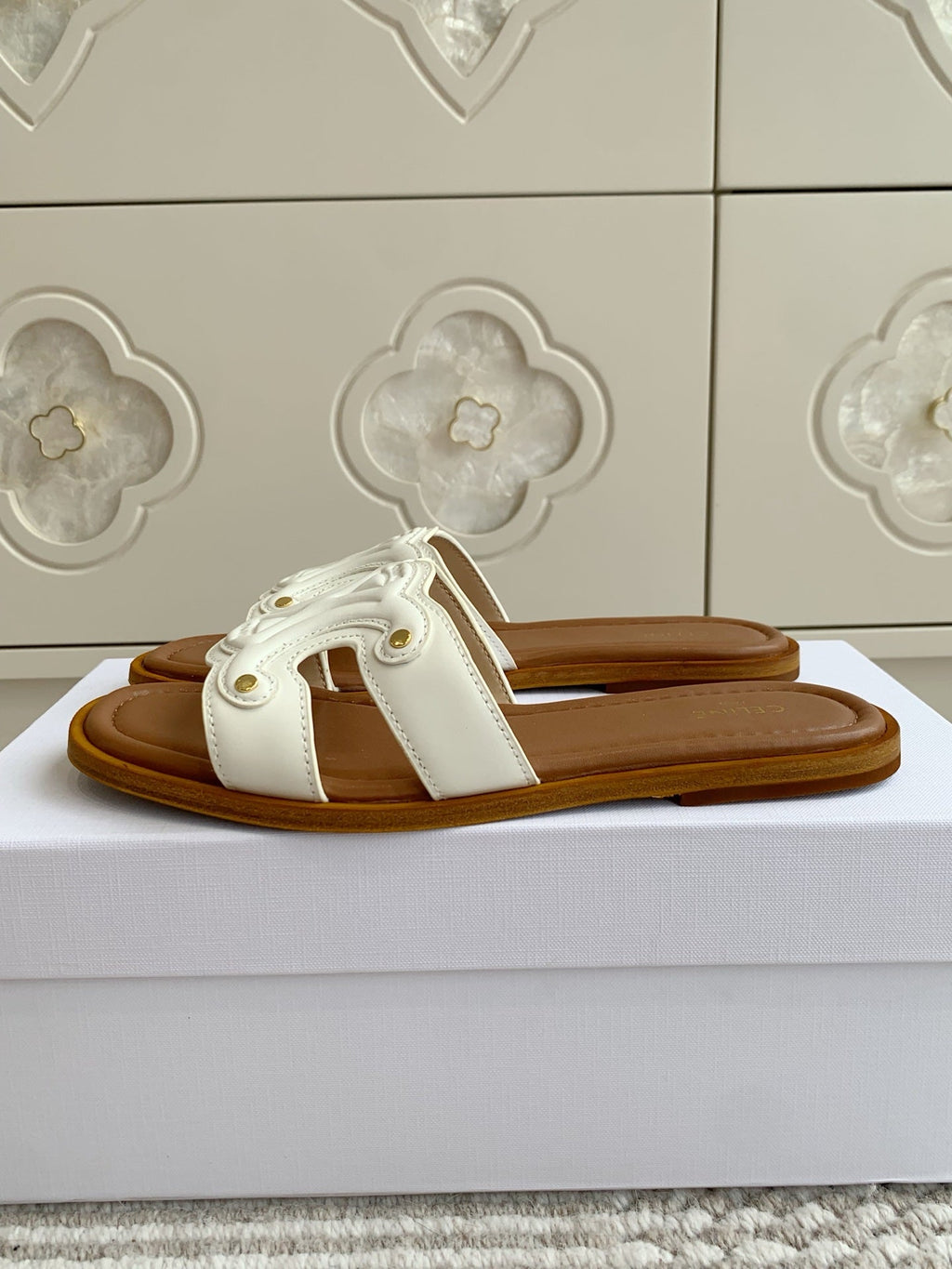 CELINE 26S TRIOMPHE SLIDE SANDALS IN IVORY WHITE CALFSKIN WITH TAN BROWN FOOTBED