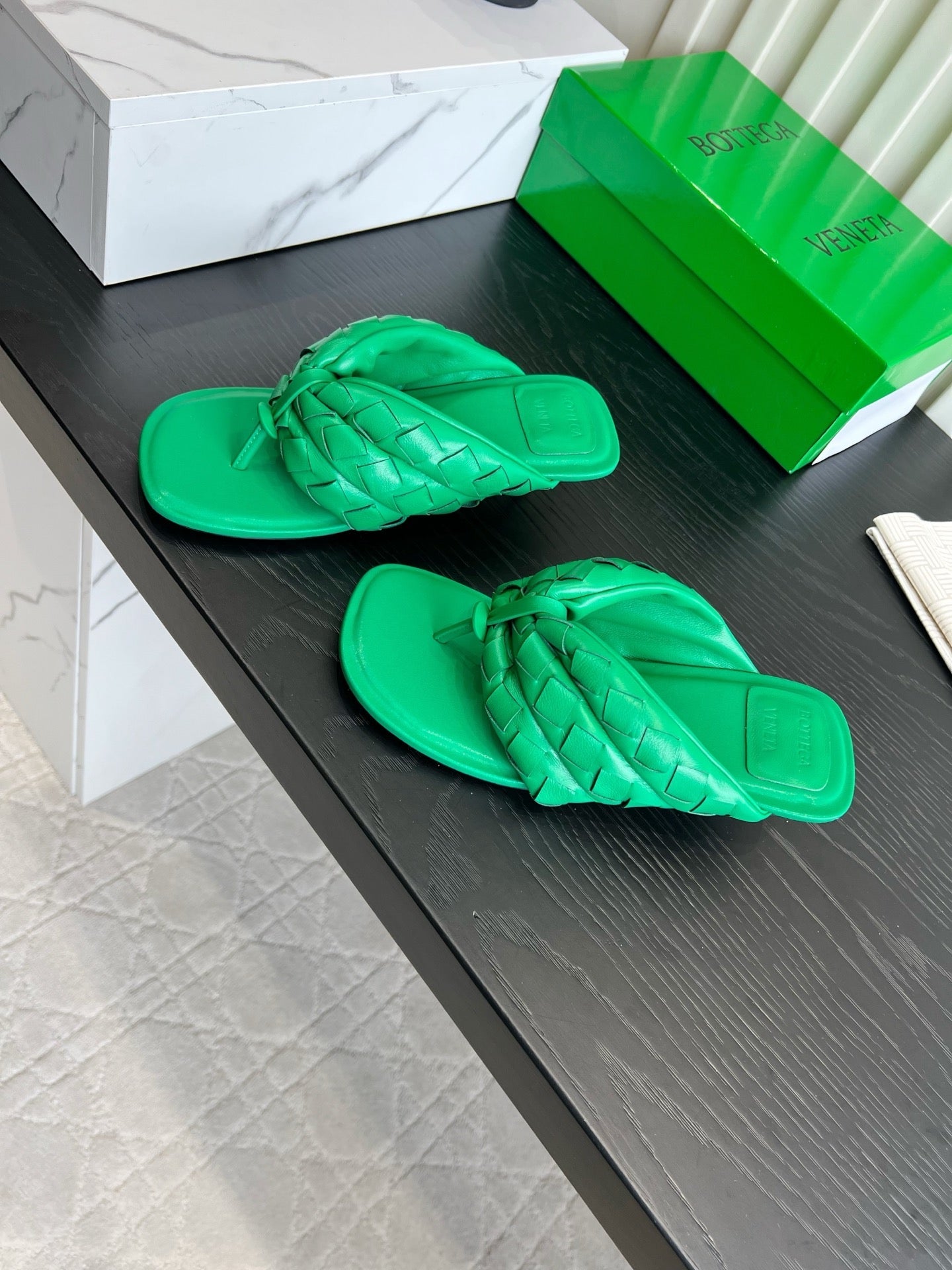 BOTTEGA VENETA 26S HIGH-HEEL THONG SANDALS 50 MM IN GREEN LAMBSKIN
